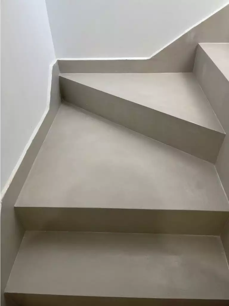 ESCALERAS REVESTIMIENTO DE MICROCEMENTO MARRON